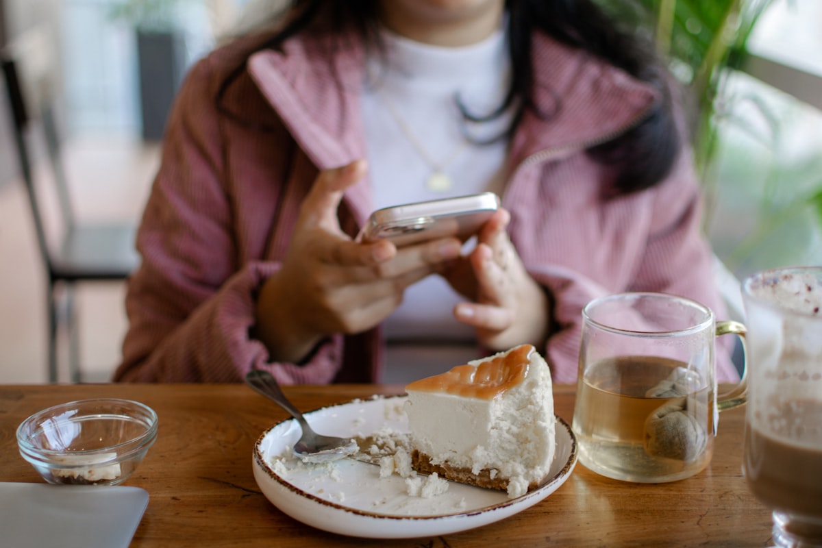 Woman tracking nutrition with Healthylovemotion app